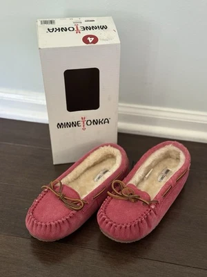 NIB MINNETONKA Kid's BRITTA TRAPPER MOCCASINS Hot Pink Size 4 - Image 1 of 4