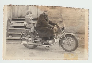 Foto Hombre Moto Moto Motor Industria Soviética Inusual De Colección - Imagen 1 de 2
