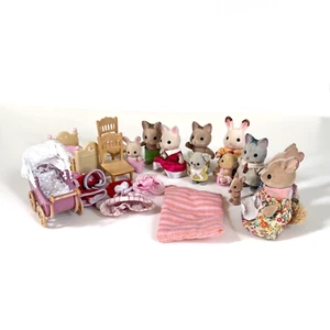 Lote de 11 familias Sylvanian de conejo variadas con trajes y muebles - Imagen 1 de 12