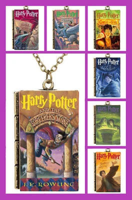 Harry Potter Serie de Libros Cubierta Ilustrada Edición EE. UU. Colgante Collar Bolsa de Regalo Gratis Foto 1 de 4