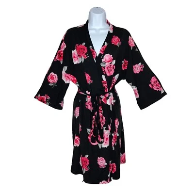 Bata grande para mujer Laura Ashley negra oscura floral rosa envolvente corbata baño salón Foto 1 de 4
