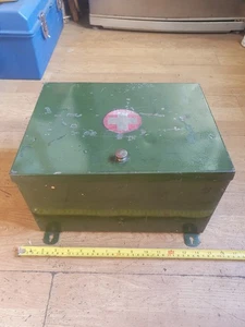 T WILKES & SONS G.R.V. 1932 medical box in good condition, few minor dents - Picture 1 of 11