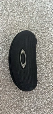 Gafas de sol Oakley solo estuche negro carcasa rígida cremallera alrededor  Foto 1 de 2