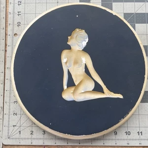 De colección 1942 Tiza Desnuda Pin-Up Niña Placa Segunda Guerra Mundial Arte de Pared COPR HOB Raro - Imagen 1 de 24
