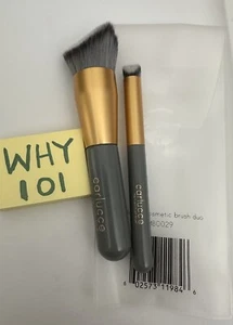 Cepillo cosmético Carlucce 2 piezas Duo Cache & Hush Hush cepillo gris mango en ángulo $55 - Imagen 1 de 21