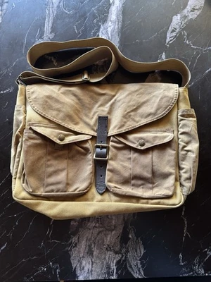Bolsa de juego FILSON Messenger | Tela de hojalata con acabado de sarga y aceite resistente | Hecha en EE. UU. Foto 1 de 4