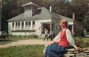 Postcard Wisconsin Creative Arts Center Washington Island Lady in Red uu - Bild 1 von 2