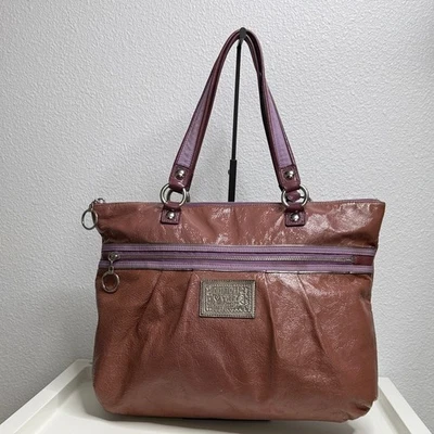 Bolso de Mano Coach Poppy Grande de Charol Foto 1 de 4