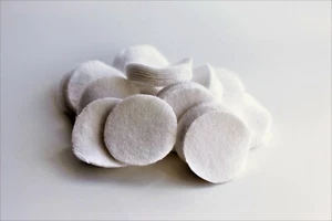 .223/.22-.270 CAL/5.56-7MM DRY 1 1/4" COTTON ROUND PATCHES QTY. 100 /EMSS1009 - Picture 1 of 6