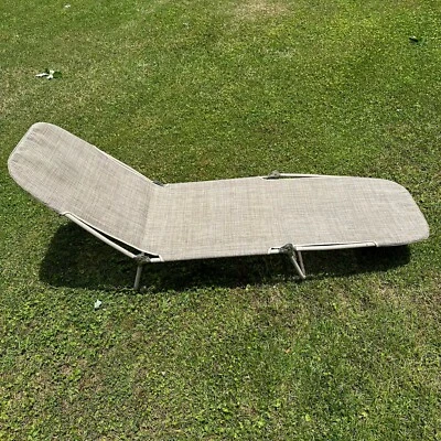 Chaise longue plegable para césped malla marrón tostado marco de metal silla de patio vintage Foto 1 de 4