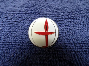 HERMOSO PIN DE METAL TONO DORADO ESMALTE RESINA LLAMA CÁLIZ RELIGIOSO Y - Imagen 1 de 4