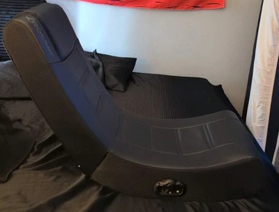 Silla balancín de piso de cuero PU negra X Rocker Solo 2.0 con 2 altavoces. Foto 1 de 4