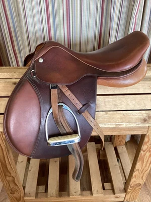 Sillín de contacto cercano Pessoa de 17" con cueros, hierros Foto 1 de 4