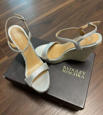 Zapatos de plataforma Badgley Mischka plateados con cuña Foto 1 de 4