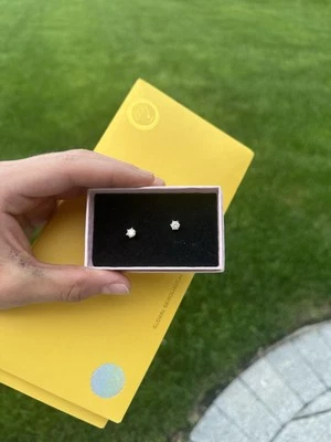 Серьги-гвоздики с муассанитом и бриллиантами доказательство подлинности - Изображение 1 из 3