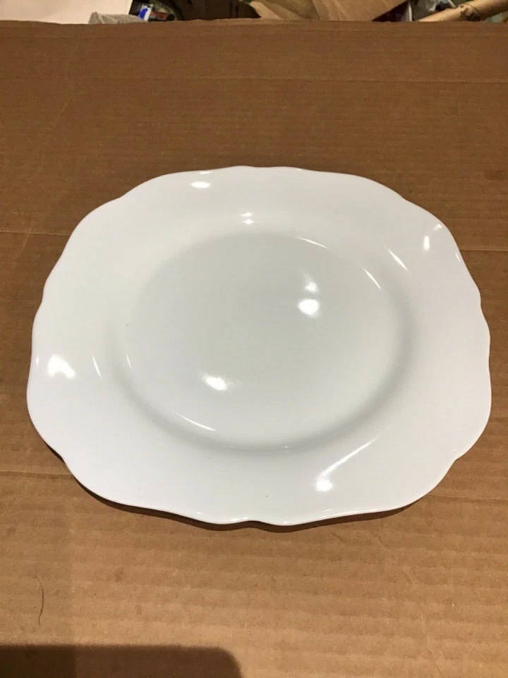 Cynthia Rowley New York China 9.25” White Dinner Plate In Excellent Condition  - Image 1 of 4