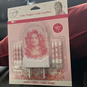 Brandneu Dolly Parton Tortenaufleger beleuchtet 6 Kerzen 6 Kerzenhalter - Bild 1 von 3