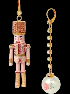 Pendientes Betsey Johnson Colgantes Rosa Cascanueces Mis Match Vacaciones Estrás Nuevos Foto 1 de 4