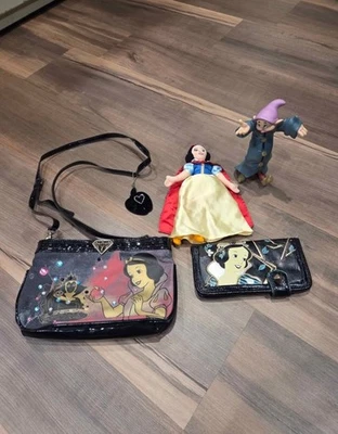 Lote Cartera Disney Alta Costura Y Cartera Mosca Salón Blancanieves Con Personajes Foto 1 de 4