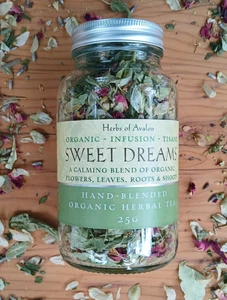 Sweet Dreams Kräuterteemischung - Schädelkappe Hopfen Linden Baldrian Passionsblume Rose - Bild 1 von 9