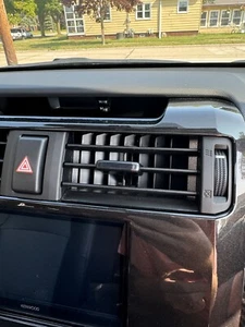 Inserts languette d'aération pour Toyota 4runner 5ème génération (2014 - 2024). Lot de 4. - Photo 1/2