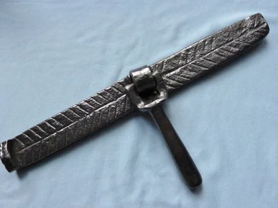 Ancien gros verrou loquet fer forgé porte heurtoir  XVIIIe  XVIIe art populaire - Photo 1/4