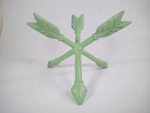 Escultura y soporte de cuenco/globo de hierro fundido verde Arrow Jacks. 8" X 8". - Imagen 1 de 4