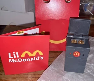 Juguete miniatura Lil McDonald's 2025 ~ #12 parrilla para hamburguesas en mini caja roja ~ TOTALMENTE NUEVO - Imagen 1 de 5