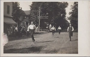 Cartolina d'epoca Massachusetts Small Town Street View uomini RPPC foto reale #3907 - Foto 1 di 2