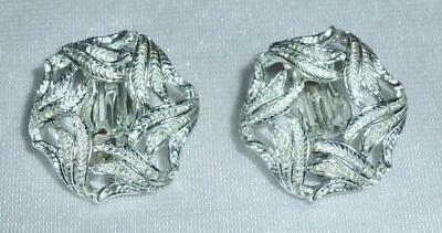 VINTAGE STAR - TEXTURED SILVERTONE LEAVES, OPEN CIRCLE CLIP-ON EARRINGS - Image 1 of 3