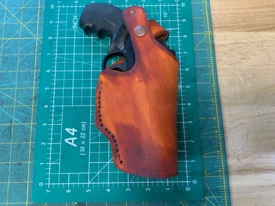 Funda de cuero hecha a mano con liberación de pulgar Governor Foto 1 de 3