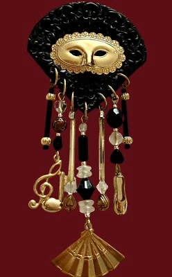 ÚNICO Broche Colgante Gótico Negro/Dorado con Máscara en Cuero Repujado con Cuentas Cuelgando Foto 1 de 4