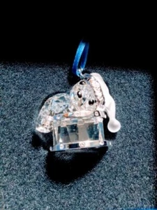 SEHR SELTEN ~ 2007 Swarovski Kris Bear jährliches Ornament 905208 Liegen auf Trommel Neu in Verpackung Coa - Bild 1 von 4