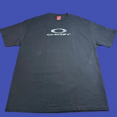 Camiseta Oakley Para Hombres XL Logo Gráfico De Colección Y2K Negra Gris Metálica Deletreada Foto 1 de 4