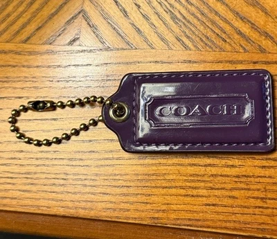 COACH 2.5” Cuero Púrpura Profundo Llavero Bolso Dije Llavero Etiqueta Colgante Foto 1 de 2