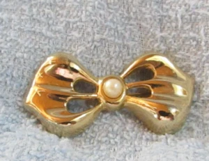 VINTAGE COSTUME GOLD TONE BROOCH PIN BOW TIE WITH SINGLE PEARL - Picture 1 of 2