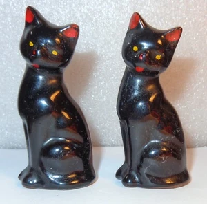 2 PICCOLE FIGURINE VINTAGE MINIATURA HALLOWEEN GATTO NERO GATTINI CERAMICA ARGILLA ROSSA - Foto 1 di 6