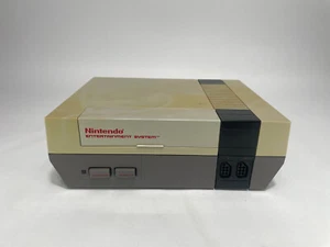 Nintendo NES Konsole System Grau NES 001 Power On Teile oder Reparatur LESEN - Bild 1 von 13