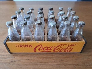 Coca Cola miniature wooden bottle crate with 24 bottles. 15.5 x 10 cm - Bild 1 von 9