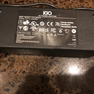 iGo Universal Laptop Charger - Power Adapter - 19v 90 Watt - Model 6630137-0100 - Picture 1 of 3