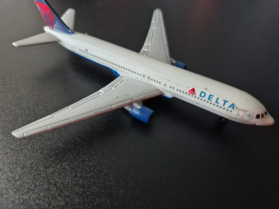 Delta Airlines B767-300 - Juguetes Daron - Modelo de avión de plástico Foto 1 de 4