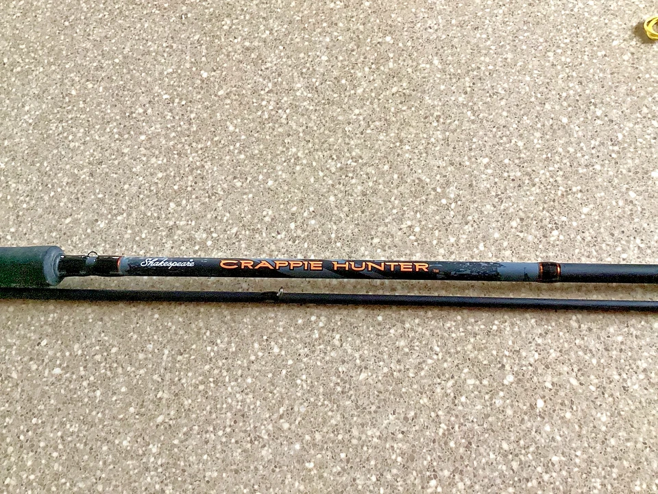 NUEVO Shakespeare “CRAPPIE HUNTER” 2 piezas varilla giratoria 12 pies luz (4-10) Foto 1 de 4