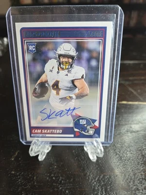 2025 Panini Score #1 Cam Skattebo RC cartão de novato autografado NY New York Giants - Imagem 1 de 4