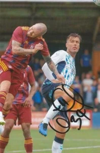 FOTO DE ACCIÓN 6x4 firmada por Elliott Ward de Cambridge United + certificado de autenticidad - Imagen 1 de 1