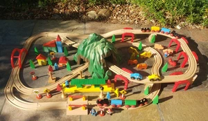 Juego de tren de madera Little Tree Mountain 2004 de colección 107 piezas vagones con motor Brio + - Imagen 1 de 24