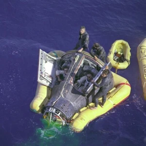 Astronauts Neil A. Armstrong and David R. Scott Gemini Program 12X12 PHOTOGRAPH - Picture 1 of 1