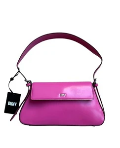 Bolso de Hombro DKNY Suri Solapa Asimétrico Y2K Rosa Caliente Nuevo con Etiquetas Precio de venta sugerido por el fabricante: $228.00 - Imagen 1 de 3