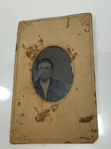 Foto de metal tipo tinte de colección muy desgastada dañada montaje central gruñón hombre tipo chico - Imagen 1 de 11