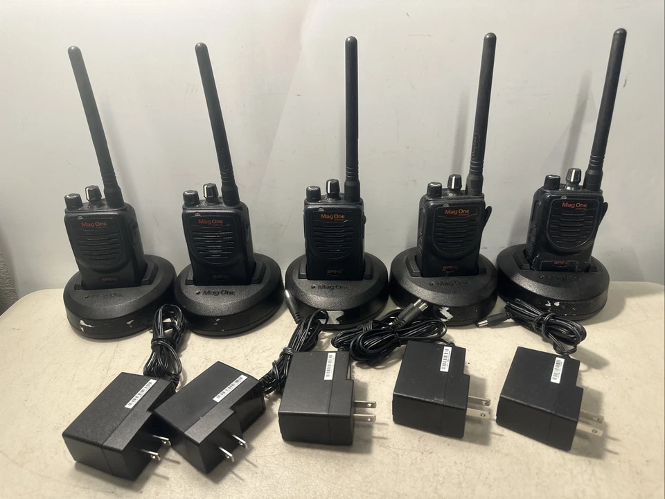 Lot Of 5 Motorola Mag One BPR40 Two-Way Radio-AAH84KDS8AA1AN Full Set - Image 1 of 4