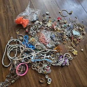 Costume Jewelry Miscellaneous Lot 4.3 Lbs Craft Some Wearable And Pieces Broken - Picture 1 of 8